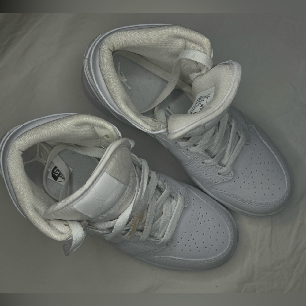 NWOT - AIR JORDAN 1 Mid Triple White Tumbled Leather Nike Size 4.5Y Sneaker Shoe - Picture 5 of 8